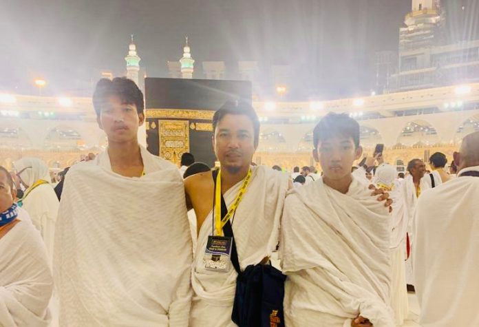 FOTO: Andi Abdullah Rahim bersama Dua Putranya saat Menunaikan Ibadah Umroh di Mekkah (Ist).