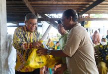Kembali TP Salurkan Bantuan Sembako Golkar Sulsel untuk Korban Puting Beliung di Barru FOTO: Ketua DPD I Partai Golkar Sulawesi Selatan Kembali HM. Taufan Pawe menyerahkan bantuan berupa ratusan paket sembako kepada warga terdampak bencana alam angin puting beliung di Kecamatan Tanete Rilau, Kabupaten Barru, Sulawesi Selatan. Minggu, (21/1/2023).
