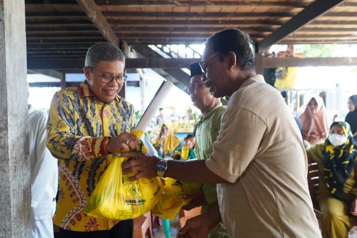 IMG-20230122-WA0292(1) FOTO: Ketua DPD I Partai Golkar Sulawesi Selatan Kembali HM. Taufan Pawe menyerahkan bantuan berupa ratusan paket sembako kepada warga terdampak bencana alam angin puting beliung di Kecamatan Tanete Rilau, Kabupaten Barru, Sulawesi Selatan. Minggu, (21/1/2023).