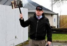 Ekstremis Sayap Kanan Swedia Bakar Kitab Suci Alquran di Depan Kedubes Turki FOTO: Ekstremis sayap kanan Swedia, Rasmus Paludan saat membakar kitab suci milik ummat islam (Alqur'an) di depan Kedutaan Besar Turki di Stockholm pada Sabtu (21/1).