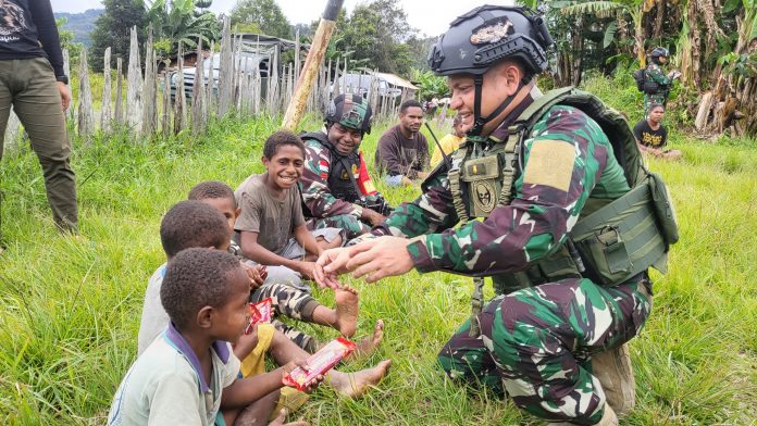 FOTO: TNI kembali melaksanakan trauma healing kepada masyarakat Kampung Tulo, Distrik Kolomdol Kab. Pegunungan Bintang, pada Sabtu (21/01/2023).