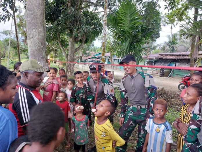 IMG-20230123-WA0016 FOTO: Kegiatan Dalam rangka menyambut HUT Yonif 132/BS Ke-64, Pos Arso Tami adakan perlombaan bersama masyarakat di Kp.Workwana, Distrik Arso, Kab.Keerom, Prov.Papua, Pada Hari Senin (23/01/2023).