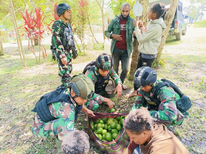 FOTO: Satgas Yonif Raider 321/GT/13/1 Kostrad borong habis hasil bumi alpukat milik masyarakat Distrik Asotipo, Kabupaten Jayawijaya, Papua. Senin (23/1/2023)