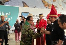 Musisi Konser ‘Semua Jadi Satu’ Disambut Tarian Adat Khas Makassar di Bandara Sultan Hasanuddin FOTO: Musisi kawakan Fariz RM, Deddy Dhukun, dan Mus Mujiono saat tiba di Bandara Sultan Hasanuddin, Makassar, Senin (23/1/2023).