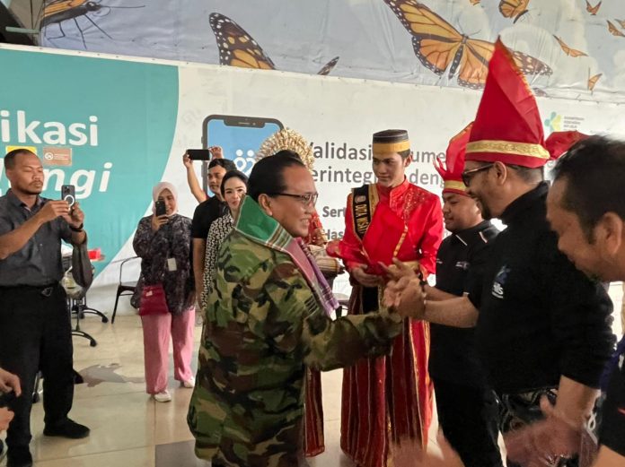 FOTO: Musisi kawakan Fariz RM, Deddy Dhukun, dan Mus Mujiono saat tiba di Bandara Sultan Hasanuddin, Makassar, Senin (23/1/2023).