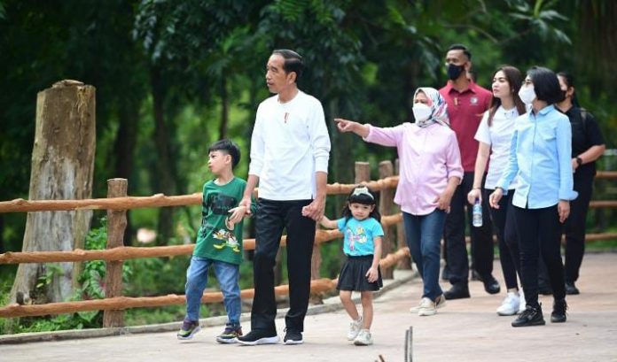 FOTO: Presiden Jokowi saat mengunjungi kawasan wisata Solo Safari, Kota Surakarta, Jawa Tengah, Senin (23/01/2023). (Foto: BPMI Setpres/Muchlis Jr)