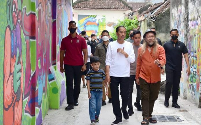 FOTO: Presiden Jokowi didampingi Wali Kota Surakarta Gibran Rakabuming Raka mengunjungi Mas Don Art Center di Kecamatan Serengan, Kota Surakarta, Senin (23/01/2023). (Foto: BPMI Setpres/Muchlis Jr)