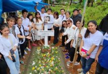 Belum Pegang Surat Visum RS, Kasat Reskrim Polres Maros Sudah Mengumbar Hasilnya di Media, Ada Apa? FOTO: Keluarga almarhum Virendy Marjefy Wehantouw usai memakamkan mahasiswa Fakultas Teknik Unhas.