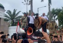 Kades Minta Masa Jabatan Hingga 9 Tahun Periode, Presiden: Prosesnya Silakan Nanti Ada di DPR FOTO: Saat ratusan kepala desa menggelar aksi di gedung DPR RI Jakarta.