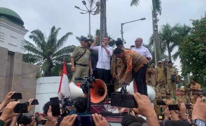 FOTO: Saat ratusan kepala desa menggelar aksi di gedung DPR RI Jakarta.