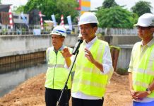 Presiden Tinjau Proyek Pembangunan Sodetan Kali Ciliwung FOTO: Presiden Jokowi saat memberikan keterangan pers nya usai mengunjungi proyek pembangunan Sodetan dan saluran kanal banjir timur (KBT) di Kelurahan Cipinang Besar Selatan, Kecamatan Jatinegara, Jakarta Timur, Selasa (24/01/2023).