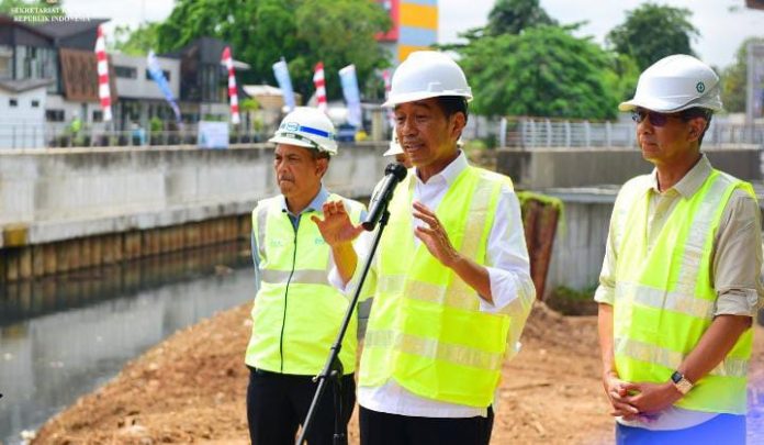 FOTO: Presiden Jokowi saat memberikan keterangan pers nya usai mengunjungi proyek pembangunan Sodetan dan saluran kanal banjir timur (KBT) di Kelurahan Cipinang Besar Selatan, Kecamatan Jatinegara, Jakarta Timur, Selasa (24/01/2023).