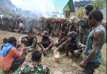 Hilangkan Lelah dan Dahaga Setelah Berkebun, Satgas Yonif R 321/GT Ngopi Bersama Masyarakat Dal Pegununungan FOTO: Satgas Yonif Raider 321/GT/13/1 Kostrad ngopi bersama masyarakat disela waktu istrahat bekerja kebun di Distrik Dal, Kabupaten Nduga Papua.