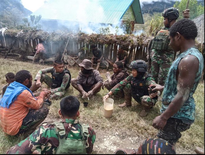 FOTO: Satgas Yonif Raider 321/GT/13/1 Kostrad ngopi bersama masyarakat disela waktu istrahat bekerja kebun di Distrik Dal, Kabupaten Nduga Papua.