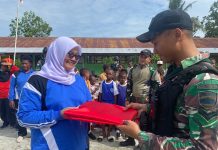 Satgas Yonif 132/BS Tanamkan Semangat Olahraga Kepada Siswa-Siswi Sekolah Di Perbatasan FOTO: Satgas Yonif 132/BS Tanamkan Semangat Olahraga Kepada Siswa-Siswi Sekolah Di Perbatasan
