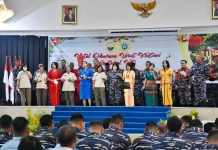 Prajurit Petarung Yonmarhanlan Ikut Perayaan Natal Oikumene Umat Kristiani Lantamal VI FOTO: Segenap Prajurit Petarung Batalyon Marinir Pertahanan Pangkalan (Yonmarhanlan ) VI Makassar yang beragama Nasrani mengikuti perayaan Natal dengan tema “Mengarahkan Pada Jalan Yang Benar”, di Gedung Hasanuddin Mako Lantamal VI Makassar, Selasa (24/01/2023).