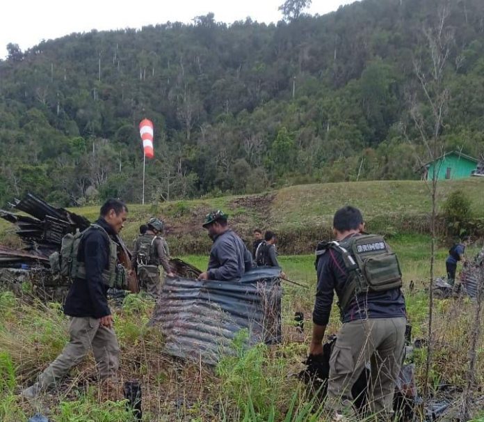 FOTO: Kerja Bakti TNI-Polri Dan Pemda Bersama Masyarakat Membangun Kembali Distrik Kiwirok