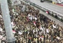 Pak Kades Demo di DPR Minta Jabatan 9 Periode, Dikawal Ribuan Personil Kepolisian FOTO: Persatuan Perangkat Desa Indonesia (PPDI) sampaikan pendapatnya di depan Gedung DPR/MPR RI. Aksi di kawal 1.713 Personel dari Polda Metro Jaya. Rabu (25/1/2023)