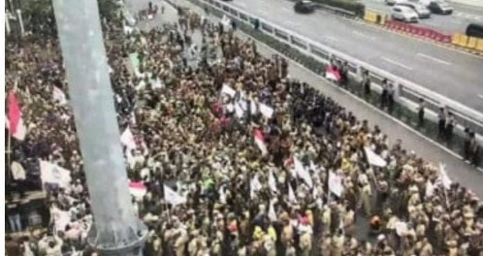 FOTO: Persatuan Perangkat Desa Indonesia (PPDI) sampaikan pendapatnya di depan Gedung DPR/MPR RI. Aksi di kawal 1.713 Personel dari Polda Metro Jaya. Rabu (25/1/2023)