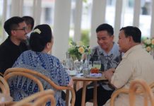 Prabowo-Gibran dan Kanjeng Gusti di Pura Mangkunegaran FOTO: Ketua Umum DPP Partai Gerindra Prabowo Subianto ditemani Walikota Surakarta, Gibran Rakabuming serta Kanjeng Gusti Pangeran Adipati Arya Bhre Cakrahutomo Wira Sudjiwo berkeliling Pura Mangkunegaran.