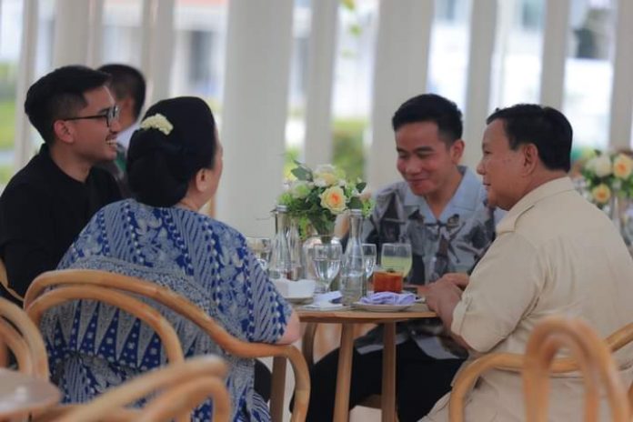 FOTO: Ketua Umum DPP Partai Gerindra Prabowo Subianto ditemani Walikota Surakarta, Gibran Rakabuming serta Kanjeng Gusti Pangeran Adipati Arya Bhre Cakrahutomo Wira Sudjiwo berkeliling Pura Mangkunegaran.