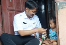 Di Biringkanaya, dr Udin Berikan Edukasi Kesehatan Untuk Warga Ketua Forum Kemanusiaan Kota Makassar dr. Udin Malik bersama timnya menyambangi lorong di RW 02 Kelurahan Daya Kecamatan Biringkanaya Kota Makassar Rabu (25/01/23)