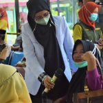 Cegah Stunting, RSUD Sulthan Dg Radja Gelar Sosialisasi “Isi Piringku” FOTO: Wakil Direktur Pelayanan Medik, Penunjang Medik & Keperawatan, dr Rismayanti Waris,Sp.GK,M.Kes saat beri edukasi secara berkala kepada pasien dan pengunjung Rumah Sakit Umum Daerah (RSUD) H.A.Sulthan Dg Radja Bulukumba. Rabu (25/3)