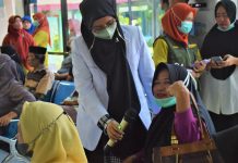Cegah Stunting, RSUD Sulthan Dg Radja Gelar Sosialisasi “Isi Piringku” FOTO: Wakil Direktur Pelayanan Medik, Penunjang Medik & Keperawatan, dr Rismayanti Waris,Sp.GK,M.Kes saat beri edukasi secara berkala kepada pasien dan pengunjung Rumah Sakit Umum Daerah (RSUD) H.A.Sulthan Dg Radja Bulukumba. Rabu (25/3)