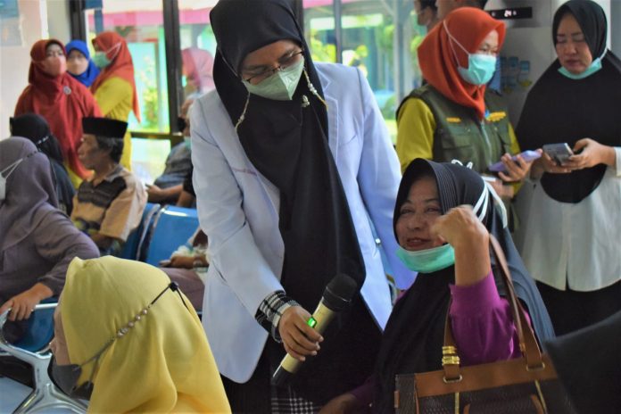 FOTO: Wakil Direktur Pelayanan Medik, Penunjang Medik & Keperawatan, dr Rismayanti Waris,Sp.GK,M.Kes saat beri edukasi secara berkala kepada pasien dan pengunjung Rumah Sakit Umum Daerah (RSUD) H.A.Sulthan Dg Radja Bulukumba. Rabu (25/3)