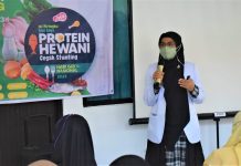 Pemkab Bulukumba Kerja Sama Dunia Usaha Turunkan Angka Keluarga dan Balita Beresiko Stunting FOTO: FOTO: Wakil Direktur Pelayanan Medik, Penunjang Medik & Keperawatan, dr Rismayanti Waris,Sp.GK,M.Kes saat beri edukasi secara berkala kepada pasien dan pengunjung Rumah Sakit Umum Daerah (RSUD) H.A.Sulthan Dg Radja Bulukumba. Rabu (25/3)