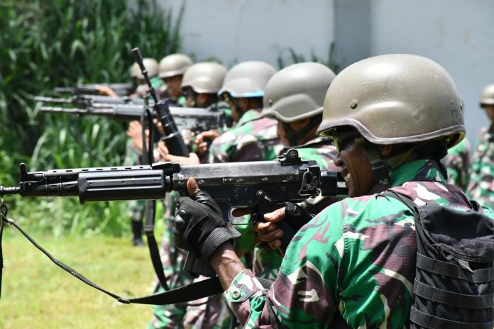 FOTO::Prajurit Petarung Batalyon Marinir Pertahanan Pangkalan (Yonmarhanlan) VI Makassar melaksanakan Uji Nilai Perorangan Dasar (UNPD) Materi Menembak TW I TA. 2023 di Lapangan Tembak Lanraki, Kelurahan Paccerakkang, Kecamatan Biringkanaya, Kota Makassar. Rabu (25/01/2023).