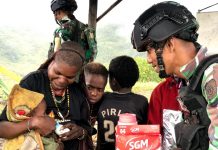 Cegah Stunting, Satgas Yonif Raider 321/GT Bagikan Susu Tingkatkan Kualitas Gizi Generasi Muda Papua Pegunungan FOTO: Satgas Yonif Raider 321/GT/13/1 Kostrad Pos Yigi memberikan tambahan gizi berupa minuman susu kepada balita, bertempat di Distrik Yigi, Kabupaten Nduga, Papua.