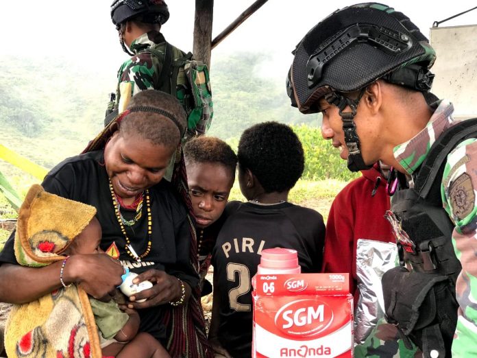 FOTO: Satgas Yonif Raider 321/GT/13/1 Kostrad Pos Yigi memberikan tambahan gizi berupa minuman susu kepada balita, bertempat di Distrik Yigi, Kabupaten Nduga, Papua.