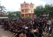 Suporter Nobar, Sesepuh Ansor Harap Laga PSM Dihadiri Penonton, Haji Makmur: Terima Kasih Pak TP FOTO: Komunitas suporter PSM Makassar di Antang Kecamatan Manggal menggelar Nonton Bareng atau Nobar laga Persija Versus PSM. Rabu (25/1/2023)