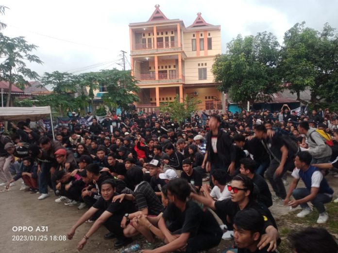 FOTO: Komunitas suporter PSM Makassar di Antang Kecamatan Manggal menggelar Nonton Bareng atau Nobar laga Persija Versus PSM. Rabu (25/1/2023)