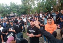 Pemuda Antang Nobar PSM Versus Persija, Sesepuh Ansor: Harap Keseriusan Pemprov Sulsel Bangun Stadion Mattoanging FOTO: Komunitas suporter PSM Makassar di Antang Kecamatan Manggal menggelar Nonton Bareng atau Nobar laga Persija Versus PSM. Rabu (25/1/2023)