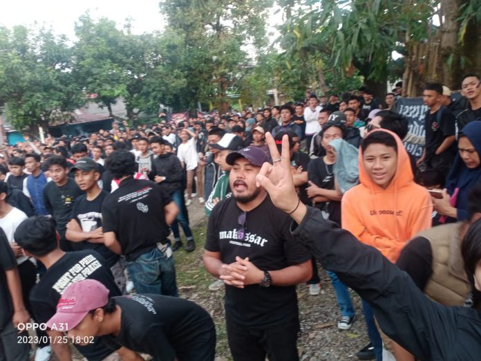 FOTO: Komunitas suporter PSM Makassar di Antang Kecamatan Manggal menggelar Nonton Bareng atau Nobar laga Persija Versus PSM. Rabu (25/1/2023)