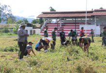 Kodim 1702/JWY Menyerbu Lapangan Pendidikan Wamena, Apa Yang Terjadi? FOTO: Dandim 1702/JWY Letkol Cpn Athenius Murip, S.H.,M.H dan seluruh prajurit Kodim 1702/Jayawijaya melaksanakan Karya Bhakti di stadion pendidikan Wamena, Kabupaten Jayawijaya, Provinsi Papua Pegunungan, Rabu (25/01/2023).