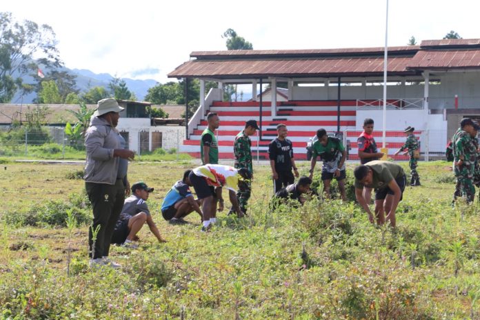 FOTO: Dandim 1702/JWY Letkol Cpn Athenius Murip, S.H.,M.H dan seluruh prajurit Kodim 1702/Jayawijaya melaksanakan Karya Bhakti di stadion pendidikan Wamena, Kabupaten Jayawijaya, Provinsi Papua Pegunungan, Rabu (25/01/2023).