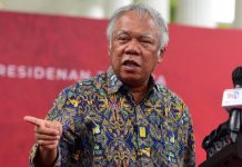 Presiden Segera Terbitkan Inpres Percepatan Pembangunan Jalan Daerah FOTO: Menteri PUPR Basuki Hadimuljono dan Kepala Bappenas Suharso Monoarfa memberikan keterangan pers usai ratas, Rabu (25/01/2023), di Komplek Istana Kepresidenan Jakarta. (Foto: Humas Setkab/Rahmat)