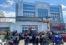 Survei LSI Kejagung Paling Dipercaya Publik, Ketum DPP-LKKN: Kejati Sulsel Lamban Tangani Kasus PDAM Makassar FOTO: Pengurus Pusat Lembaga Kontrol Keuangan Negara (DPP-LKKN) saat menggelar demonstrasi di kantor Kejati Sulsel beberapa waktu lalu.