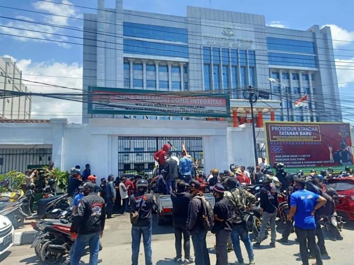 FOTO: Pengurus Pusat Lembaga Kontrol Keuangan Negara (DPP-LKKN) saat menggelar demonstrasi di kantor Kejati Sulsel beberapa waktu lalu.