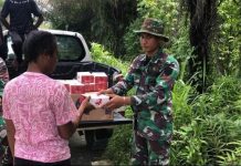 Satgas Pamtas Yonif 132/BS Menggelar Karya Bhakti Di Distrik Mannem FOTO: Satgas Pamtas Yonif 132/BS bersama masyarakat Distrik Mannem menggelar kegiatan Karya Bhakti pembersihan lingkungan Di Jl.Trans Jayapura - Wamena, Distrik Mannem, Kab.Keerom, Prov.Papua, Pada Hari Kamis (26/01/2023).