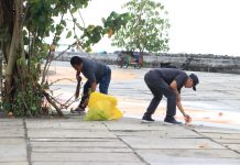 Jelang Hari Jadi, Pemkab Bulukumba Gelar Jumat Bersih FOTO: Warga bersihkan kawasan revitalisasi pantai Merpati bulukumba.