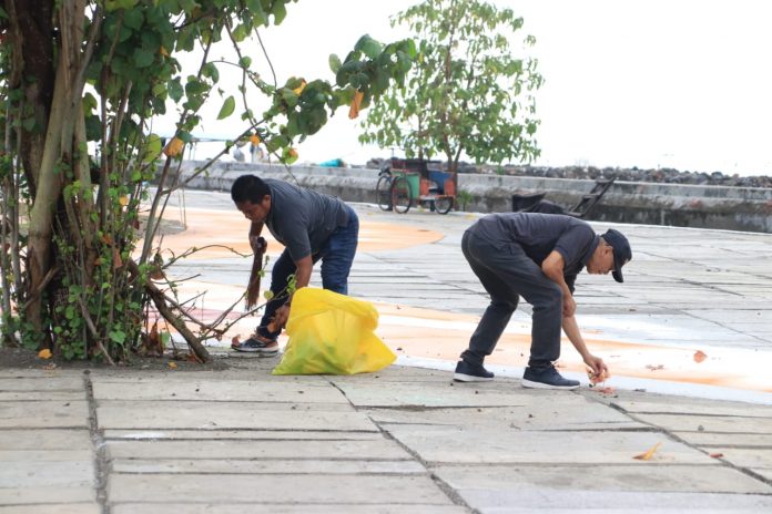 FOTO: Warga bersihkan kawasan revitalisasi pantai Merpati bulukumba.