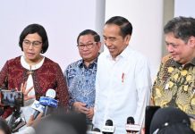 Presiden Apresiasi Dukungan Masyarakat dalam Penanganan Pandemi dan Pemulihan Ekonomi FOTO: Presiden Jokowi didampingi Menko Perekonomian Airlangga Hartarto, Menkeu Sri Mulyani, dan Seskab Pramono Anung saat menghadiri Rakornas Transisi PCPEN Tahun 2023, Kamis (26/01/2023), di Gedung A.A. Maramis, Jakarta. (Foto: Humas Setkab/Oji)