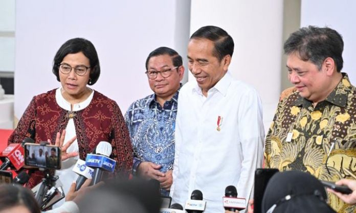 FOTO: Presiden Jokowi didampingi Menko Perekonomian Airlangga Hartarto, Menkeu Sri Mulyani, dan Seskab Pramono Anung saat menghadiri Rakornas Transisi PCPEN Tahun 2023, Kamis (26/01/2023), di Gedung A.A. Maramis, Jakarta. (Foto: Humas Setkab/Oji)