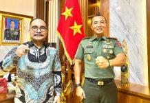 Dewan Pembina Puspolkam Indonesia Bertemu Panglima Kodam XIV/Hasanuddin FOTO: Panglima Kodam (Pangdam) XIV/Hasanuddin Mayjen TNI. Dr. Totok Imam Santoso, S.I.P., S.Sos., M.Tr. bertemu, berdialog, dan berdiskusi bersama dengan Ketua Dewan Pembina Puspolkam Indonesia Firman Jaya Daeli, pada hari Rabu, tanggal 25 Januari 2023, di ruang kerja Pangdam, Markas Kodam, Makassar, Sulawesi Selatan (Sulsel).