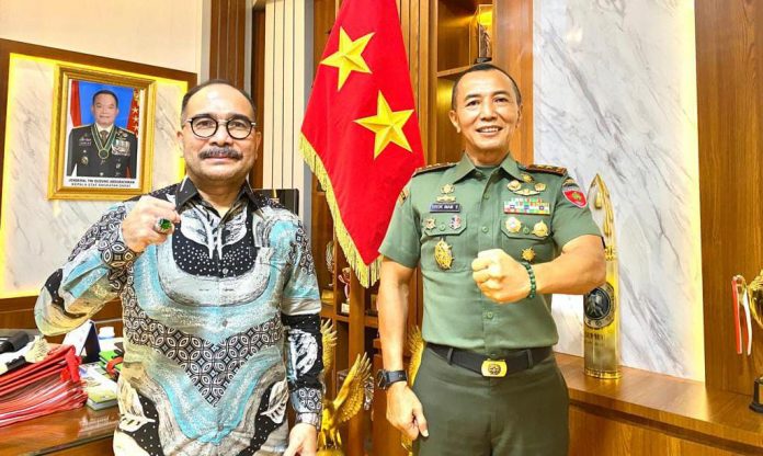 FOTO: Panglima Kodam (Pangdam) XIV/Hasanuddin Mayjen TNI. Dr. Totok Imam Santoso, S.I.P., S.Sos., M.Tr. bertemu, berdialog, dan berdiskusi bersama dengan Ketua Dewan Pembina Puspolkam Indonesia Firman Jaya Daeli, pada hari Rabu, tanggal 25 Januari 2023, di ruang kerja Pangdam, Markas Kodam, Makassar, Sulawesi Selatan (Sulsel).