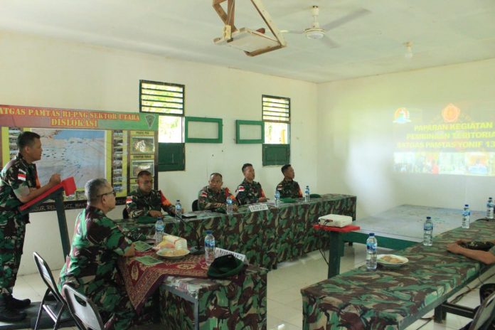 FOTO: Tim Asnis Pusterad yang dipimpin oleh Kolonel Kav Siswono meninjau kegiatan pembinaan teritorial yang dilaksanakan Satgas Yonif 132/BS yang sedang melaksanakan penugasan Di Distrik Arso, Kab.Keerom, Provinsi Papua, Pada Hari Kamis (26/01/2023).